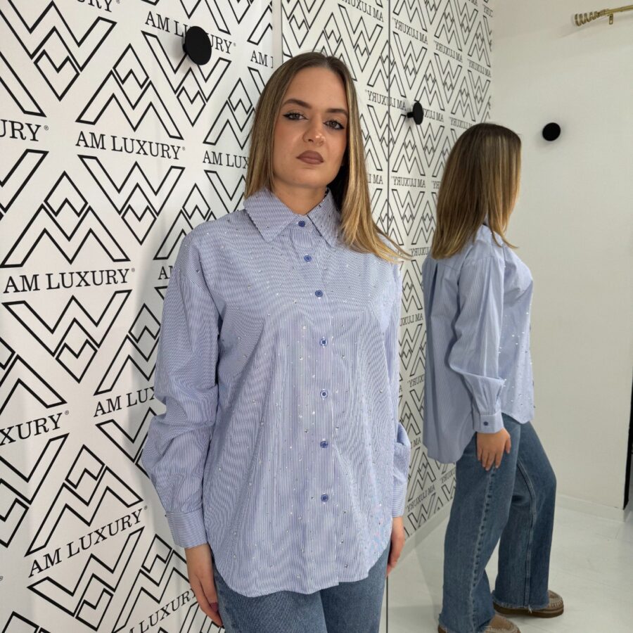 Camicia mini riga che unisce il fascino della semplicità delle righe con un tocco di eleganza.