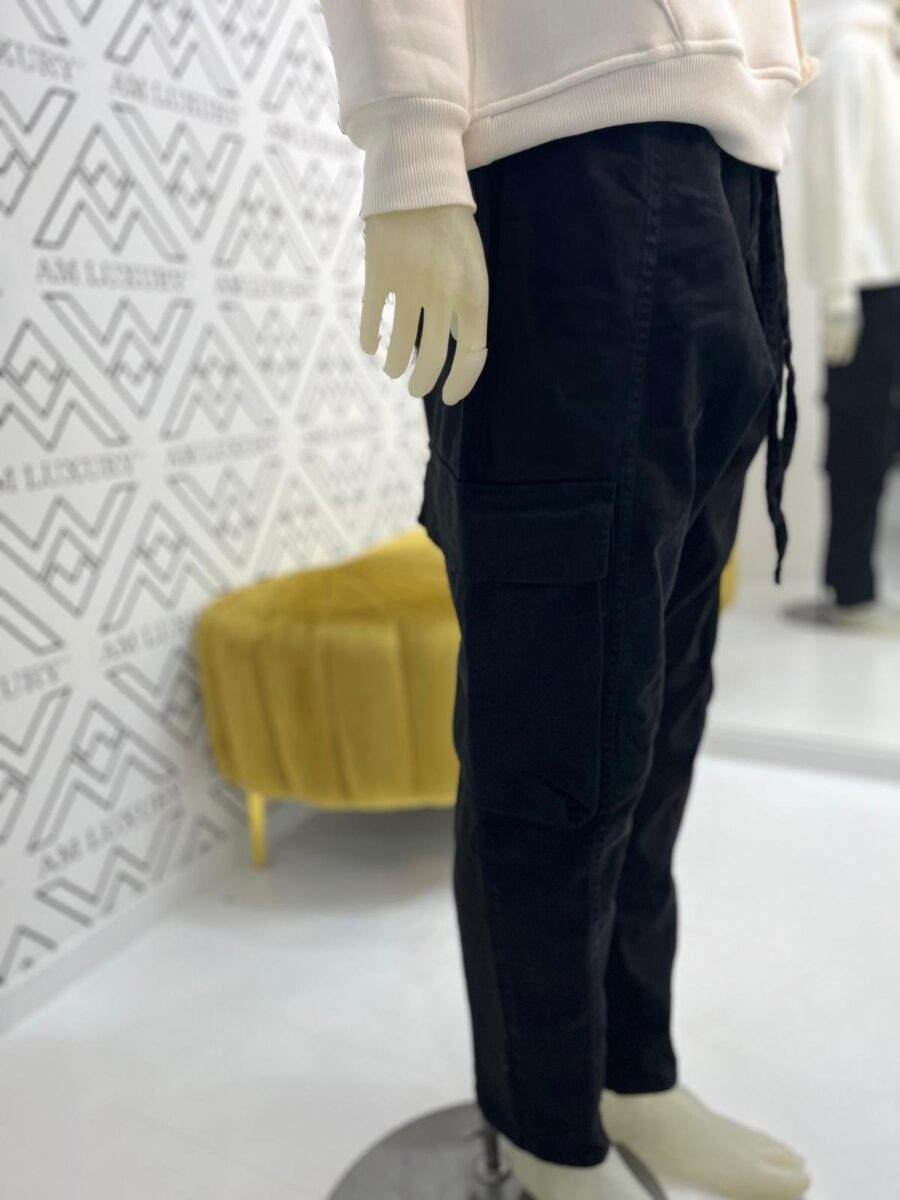 Pantalone nero con tasche laterali è il capo ideale per chi cerca uno stile elegante ma allo stesso tempo comodo.