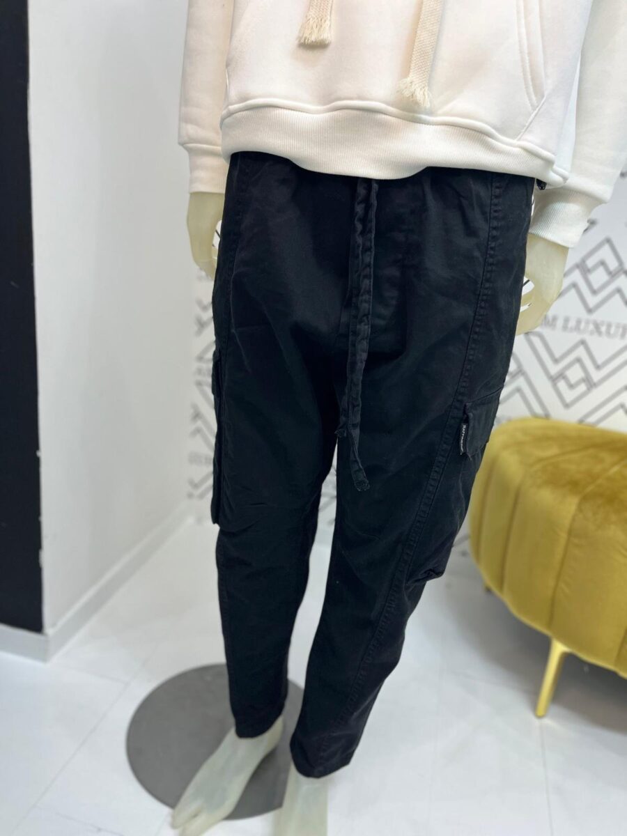 Pantalone nero con tasche laterali è il capo ideale per chi cerca uno stile elegante ma allo stesso tempo comodo. - immagine 2