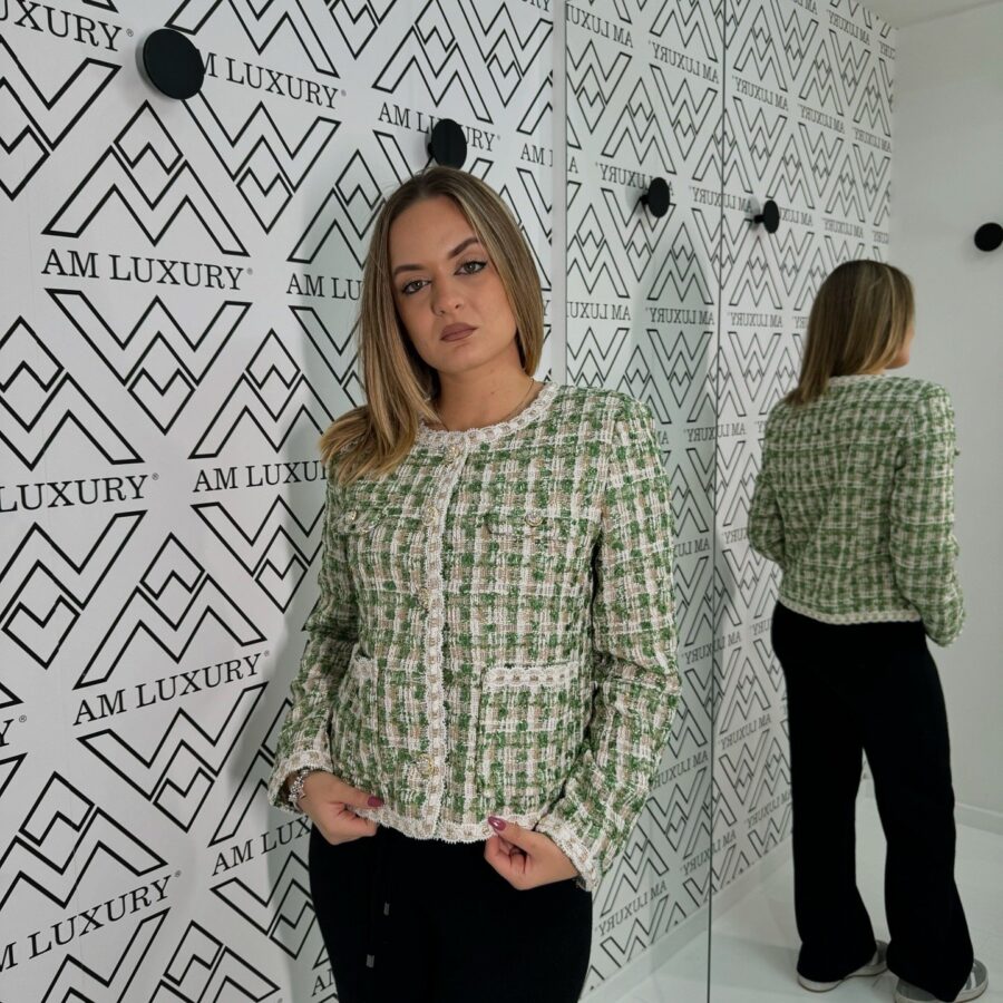 Giacca bianca e verde,dona luminosità al look, mentre le nappe aggiungono un dettaglio sofisticato e moderno. - immagine 2