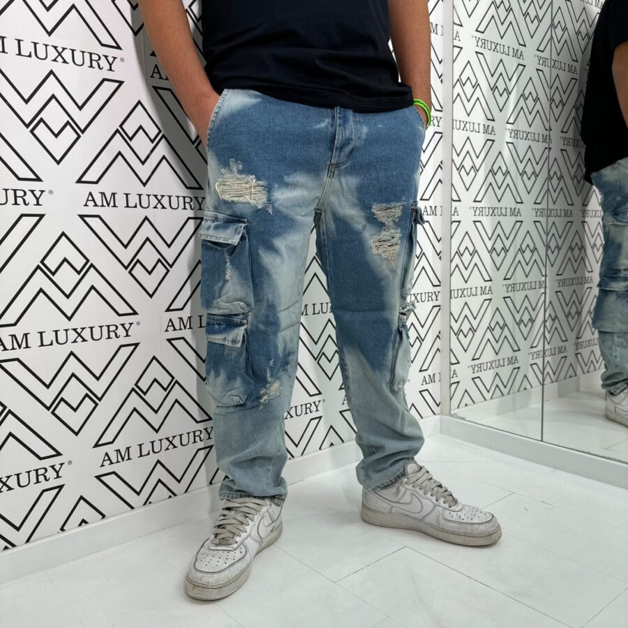 Jeans cargo dotato di tasche laterali per una maggiore praticià, mentre i dettagli strappati donano un tocco di stile grunge.