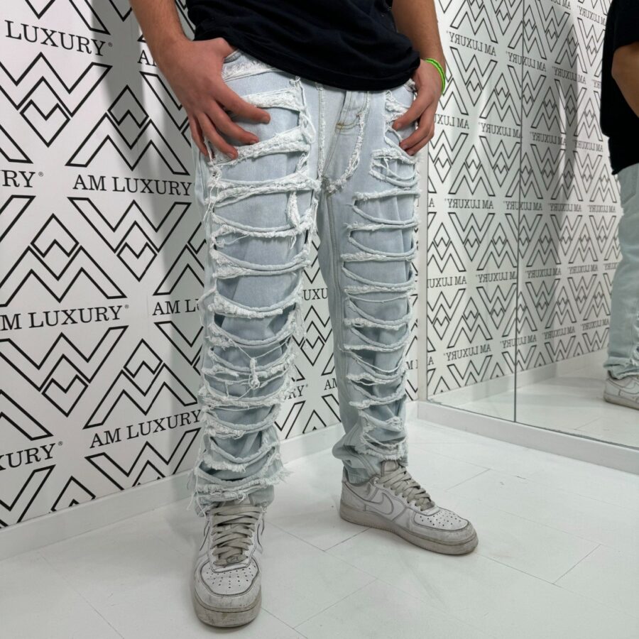 Jeans con finti strappi, arricchiti da dettagli finti strappati che li rendono moderni e di tendenza.