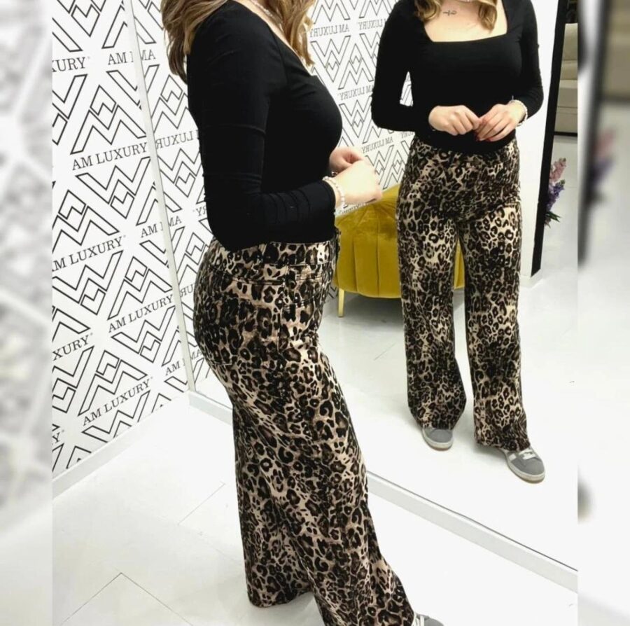 Pantalone con stampa animalier, dona un accento di energia al look, mentre il taglio classico garantisce ua vestibilità comoda e versatile. - immagine 2