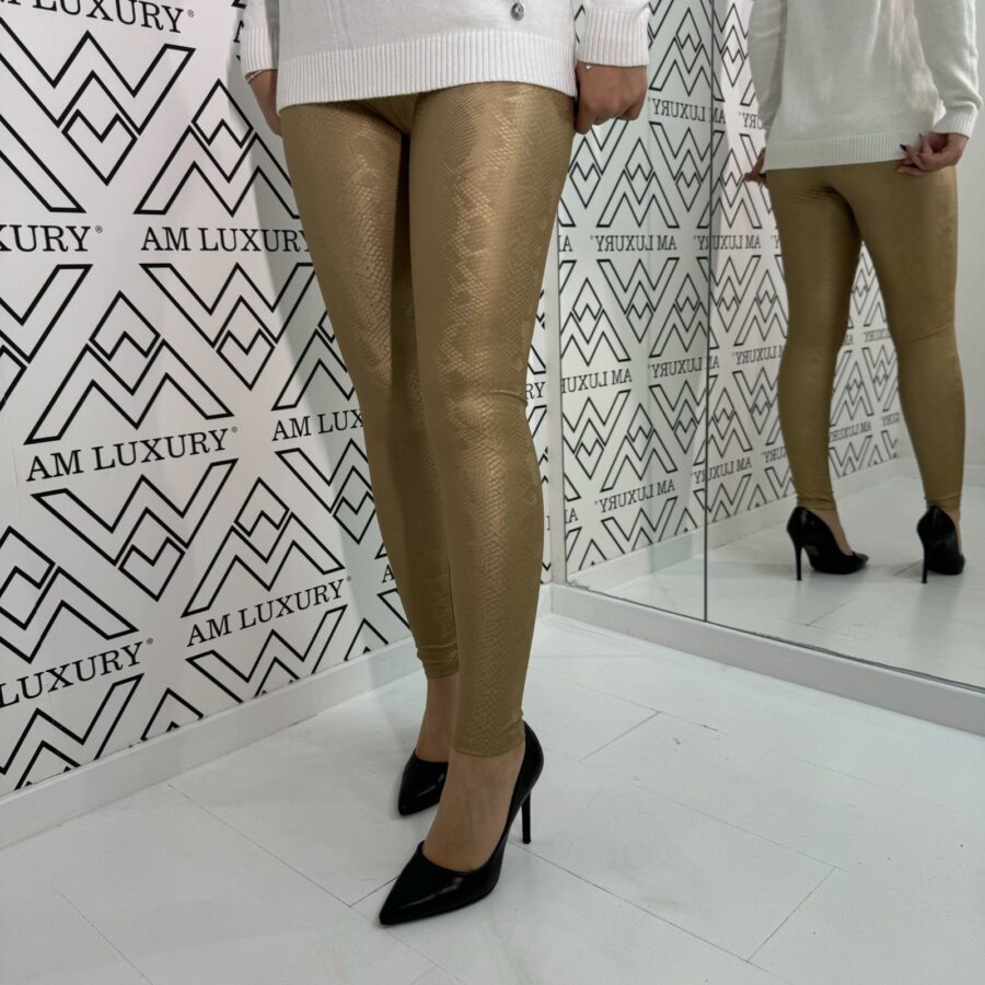 Leggins in oro sono l'ideale per chi cerca un capo che unisca eleganza, comfort e modernità.