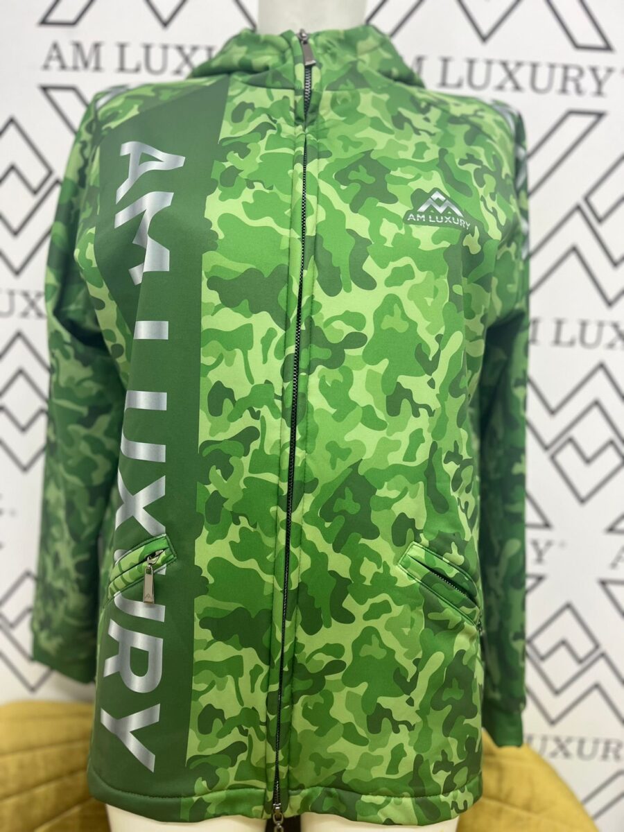 Felpa aml, di colore verde effetto militare e il design con zip la rendono facilmente abbinabile a vari stili.