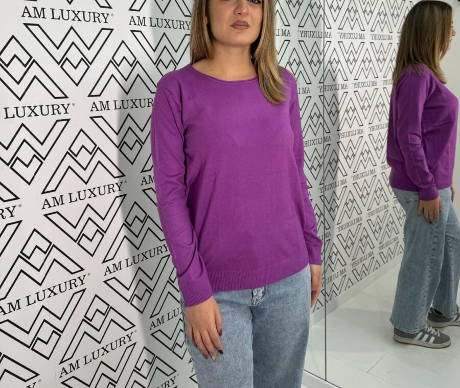 Maglia in lana donna è un capo raffinato e di qualità, perfetto per l'autunno e inverno. il suo materiale offre calore e comfort durante tutta la giornata.