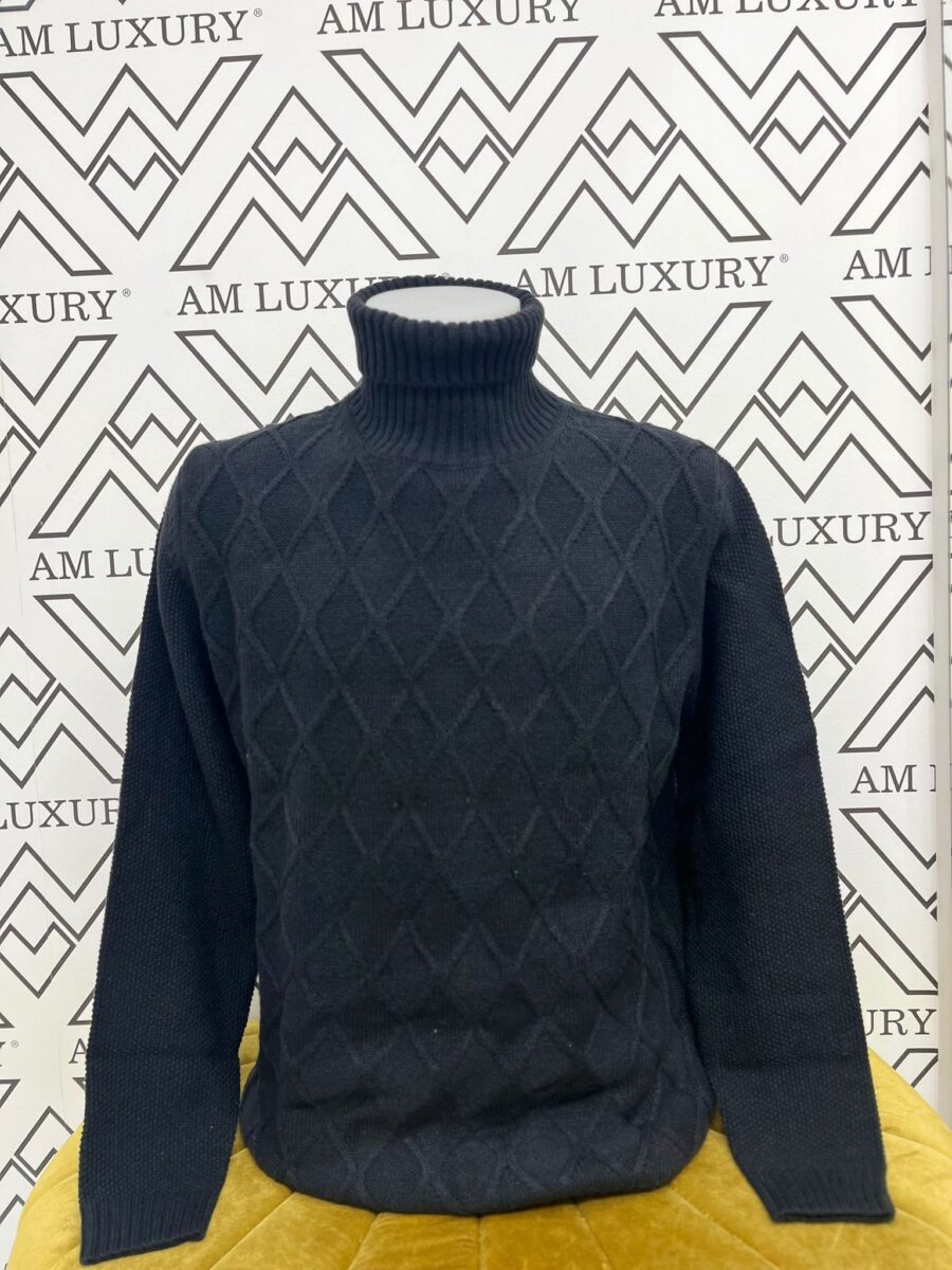 Maglione uomo a collo alto è un capo sofisticato e di alta qualità, ideale per l'uomo che apprezza comfort e stile.