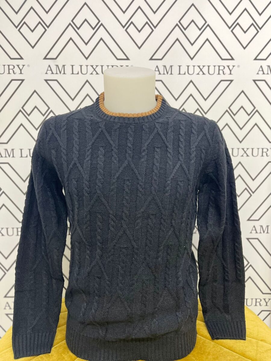 Maglione a mezzo collo, realizzato in lana di alta qualità, offre un ottima vestibilità e una sensazione di calore che lo rendono ideale per l'inverno.