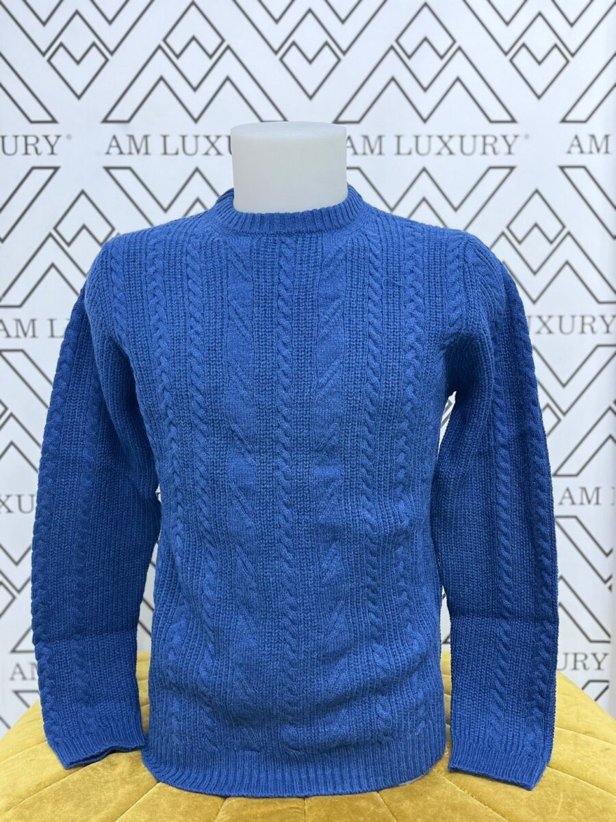 Maglione realizzato in morbida lana, con il mezzo collo che aggiunge un tocco di eleganza discreta. il colore blu lo rende perfetto per oogni occasione, dal lavoro al tempo libero.