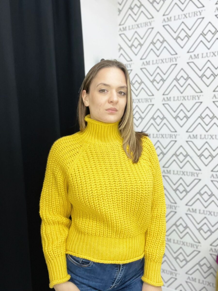 Maglione giallo realizzato in un materiale morbido e confortevole è la scelta perfetta per aggiungere un tocco di colore ai look quotidiani.