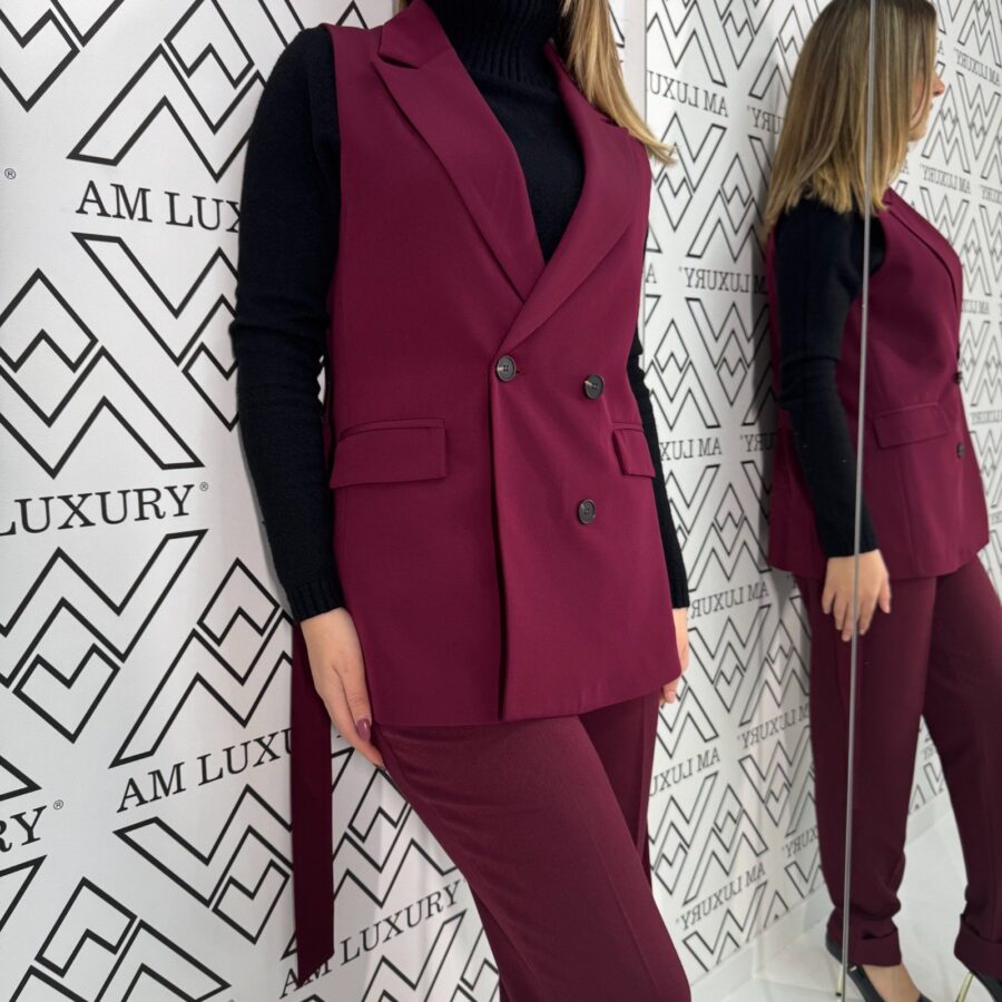 Tailleur smanicato perfetto per chi desidera un look impeccabile e raffinato. il colore bordeaux aggiunge un tocco di classe e originalità. - immagine 2