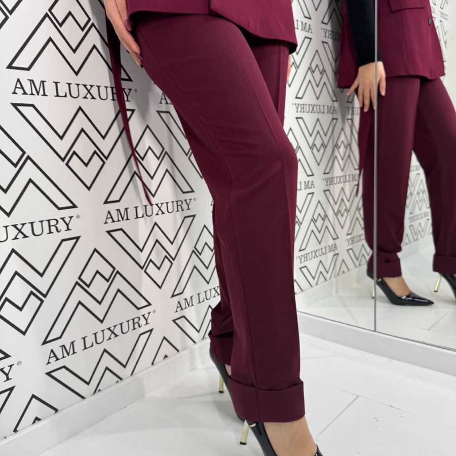 Tailleur smanicato perfetto per chi desidera un look impeccabile e raffinato. il colore bordeaux aggiunge un tocco di classe e originalità. - immagine 3