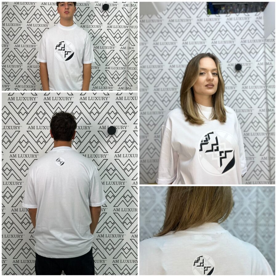 T-shirt realizzata in cotone morbido, si presenta con il logo centrale anteriore che offre un accento distintivo, aggiungendo un effetto di design innovativo ad un capo semplice ma sofisticato.