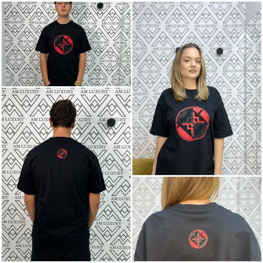 T-shirt realizzata in cotone morbido, si presenta con il logo centrale anteriore che offre un accento distintivo, aggiungendo un effetto di design innovativo ad un capo semplice ma sofisticato.