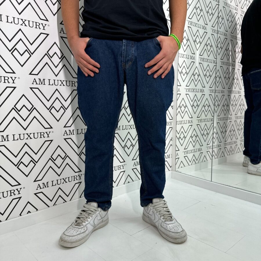 Jeans uomo semplice, si adatta a tutti gli stili, offre una vestibilità che garantisce comfort e stile.