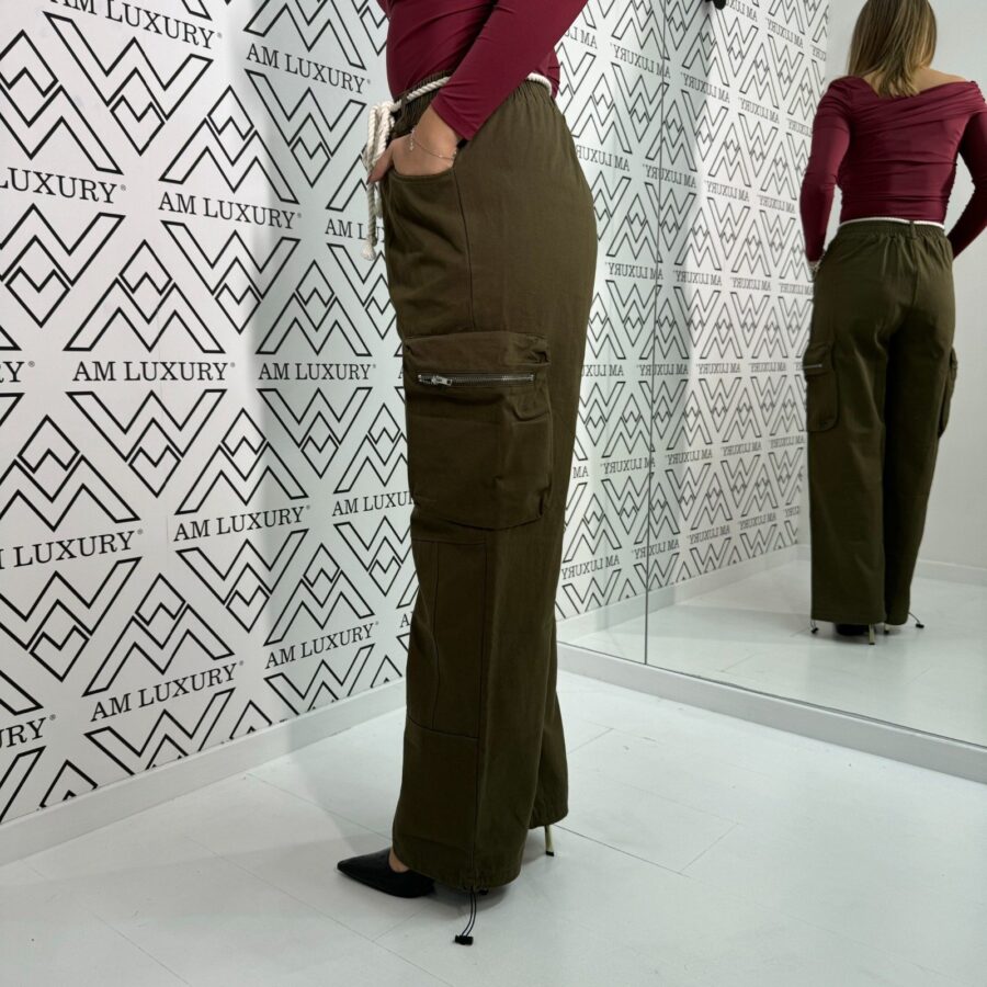 Pantalone cargo, con un design classico delle tasche laterali e una vestibilità regolabile grazie alla corda bianca in vita, perfetto per creare un look casual ma elegante. - immagine 2