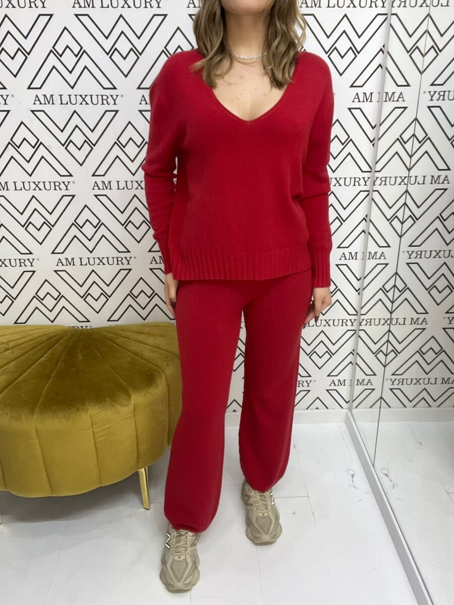 Coordinato con scollo a v è pensato per offrire una vestibilià perfetta. il suo colore rosso si presenta molteplici abbinamenti e occasioni. - immagine 2