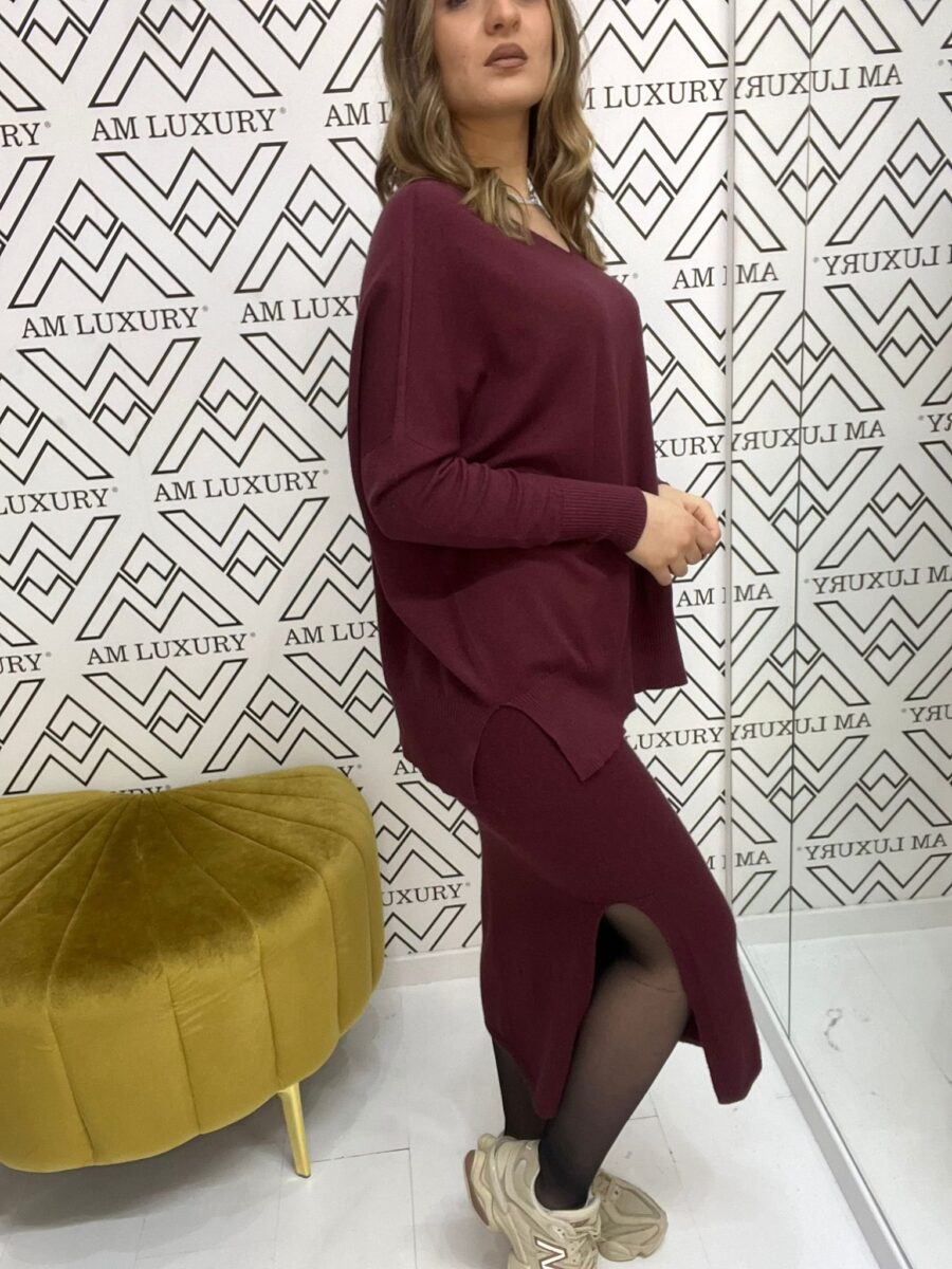 Coordinato con gonna bordeaux, si presenta con il suo colore ricco e caldo. è pensato per offrire una vestibilità impeccabile, mentre il design elegante lo rende perfetto per un look raffinato. - immagine 2