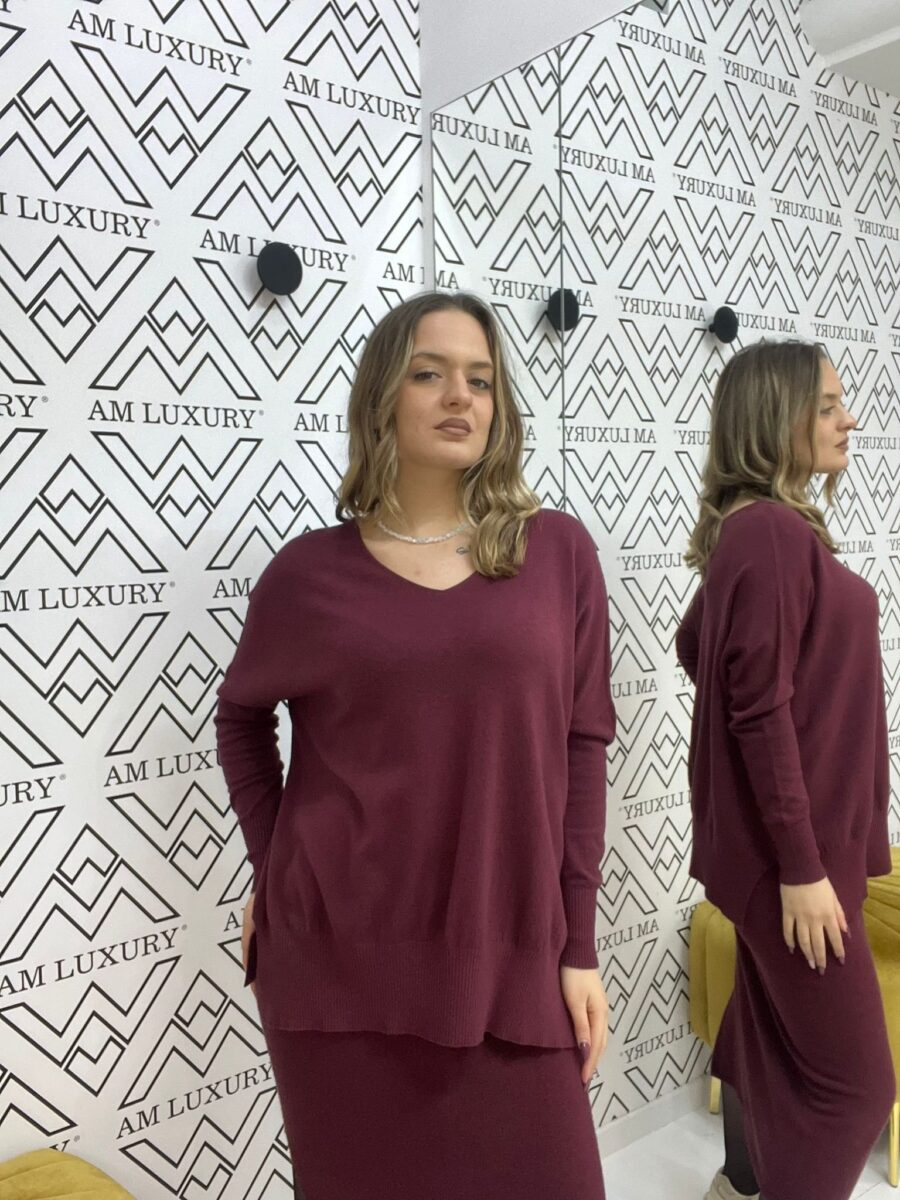 Coordinato con gonna bordeaux, si presenta con il suo colore ricco e caldo. è pensato per offrire una vestibilità impeccabile, mentre il design elegante lo rende perfetto per un look raffinato.