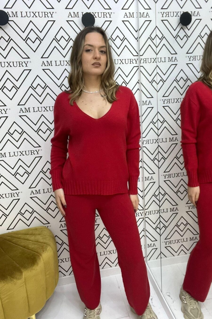 Coordinato con scollo a v è pensato per offrire una vestibilià perfetta. il suo colore rosso si presenta molteplici abbinamenti e occasioni.